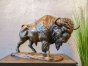 Bronzeskulptur Bison auf einer Bronzeplatte von der Seite
