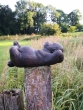 Bronzeskulptur "Liegender Affe" klein