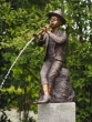 Bronzeskulptur Flötenspieler auf Säule 