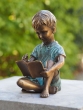 Bronzeskulptur Hannes mit Buch auf Säule 