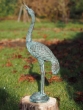 Bronzeskulptur Stehender Reiher auf Sockel im Garten 