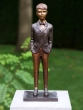 Bronzeskulptur Stehender Junge im Anzug auf Sockel 