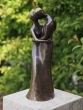 Bronzeskulptur Stehendes Liebespaar mit brauner Patina auf einer Säule