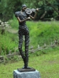 Bronzeskulptur Violinistin stehend auf einem Sockel im Garten 