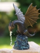 Bronzeskulptur Junger Drache auf einem Sockel als Wasserspeier im Garten 