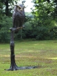 Bronzeskulptur Eule sitzend auf Baumstamm im Garten 