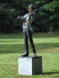Bronzeskulptur Stehender Musiker auf einer Säule im Garten 