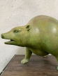 Bronzeskulptur Nahaufnahme vom Oberkörper des Bären mit einer grünen Patina 