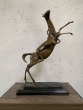 Bronzefigur "Pferd mit Reiter" - abstrakt auf Marmorsockel