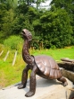 Bronzeskulptur Stehende Galapagos-Riesenschildkröte aus Bronze von der Seite mit einer braunen Patina 