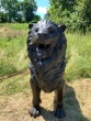 Bronzeskulptur Stehender Portallöwe von vorne auf einer Wiese 