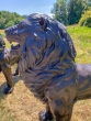 Bronzeskulptur ein Portallöwe auf einer Wiese