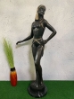Junge Frau mit brauner Patina auf einem Marmorsockel von vorne