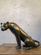 Bronzeskulptur Gepard sitzend mit einer braunen Patina