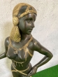 Bronzeskulptur Stehende Frau auf einem Marmorsockel