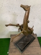 Bronzefigur "Pferd mit Reiter" - abstrakt auf Marmorsockel