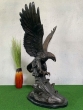 Bronzeskulptur Fliegender Seeadler mit Fisch und auf einem Baumstamm 