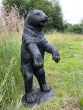 Bronzeskulptur Stehender Bär auf einer Wiese von der Seite