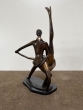 Bronzeskulptur "Tanzendes Paar" - modern auf Marmorsockel