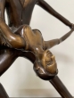 Bronzeskulptur "Tanzendes Paar" - modern auf Marmorsockel