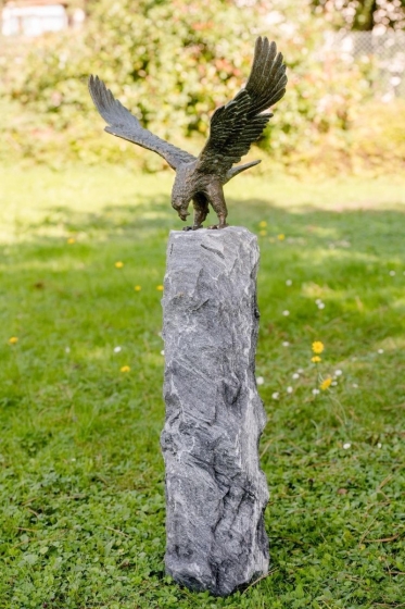 Bronzeskulptur "Bartgeier" auf Alaskasäule