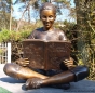 Bronzefigur "Zauberhafte Sabrina mit Buch". Bronzefiguren und Gartenfiguren bei Kunsthandel Lohmann in Timmendorfer Strand.