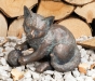 bronze katze spielend