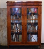 Biedermeier-Vitrinenschrank Kirschbaum furniert um 1830
