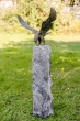 Bronzeskulptur "Bartgeier" auf Alaskasäule
