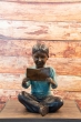 Bronzeskulptur Sitzender Junge mit seinem Buch