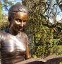 Bronzefigur "Zauberhafte Sabrina mit Buch". Bronzefiguren und Gartenfiguren bei Kunsthandel Lohmann in Timmendorfer Strand.