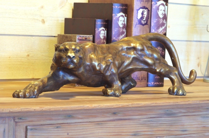 Jaguar auf der lauer mit einer braunen Patina auf einem Tisch