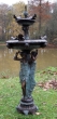 Bronzeskulptur drei Frauen tragen einen Brunnen mit braun grüner Patina 
