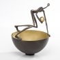 Edition Strassacker Bronzeskulptur "Prometheus stealing fire" von Patricia Losada Casanova limitiert auf 99 Stk. von der Seite mit brauner Patina