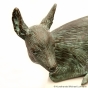 Bronzeskulptur "Sitzendes kleines Rehkitz"