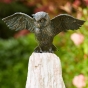 Bronze Uhu im Anflug