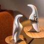 zwei weiße Pinguin Figuren