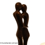 Abstrakte Bronzeskulptur  Stehendes Liebespaar. Bronzefiguren und Gartenfiguren bei Kunsthandel Lohmann in Timmendorfer Strand.