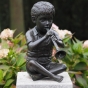 Bronzeskulptur Kleiner Junge auf Säule 