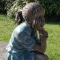 Bronzeskulptur Rechte Seite vom Mädchen mit Hand am Kinn 