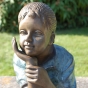 Bronzeskulptur Mädchen mit Hand am Kinn 