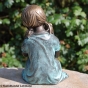 Bronzeskulptur Mädchen sitzend von hinten 