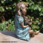 Bronzeskulptur Sitzendes Mädchen mit Kuscheltier 