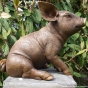 Bronzeskulptur Ferkel von der rechten Seite 