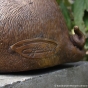 Bronzeskulptur Sau Babe mit Unterschrift vom Künstler von hinten 