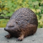 Bronzeskulptur Kleiner Igel auf Säule im Garten 