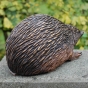 Bronzeskulptur süßer Igel auf Säule von hinten