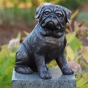 Bronzeskulptur Sitzender Mops auf Säule im Garten 