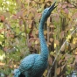 Bronzeskulptur Reiher mit Gestreckten Kopf als Wasserspeier im Wald 