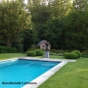 Bronzeskulptur Stehender Schwimmer Frederic im Garten vorm Pool